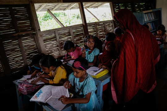 Trường học nổi ở Bangladesh: Giữ tri thức trên những con sóng lũ
