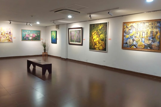 Ấn tượng triển lãm “Màu phái đẹp” tôn vinh nét đẹp và tâm hồn người phụ nữ