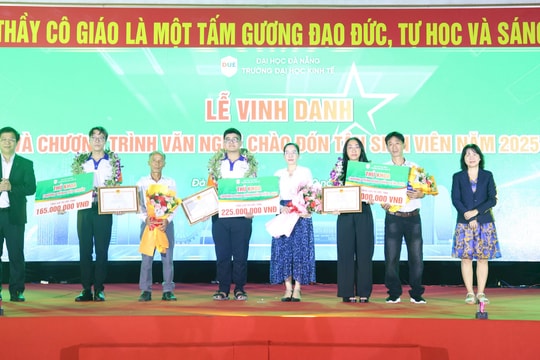 Trường Đại học Kinh tế trao hơn 10 tỷ đồng học bổng cho thủ khoa, sinh viên xuất sắc