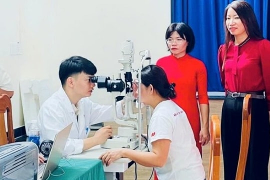 Khám sàng lọc các bệnh lý về mắt cho người cao tuổi xã Quế Sơn