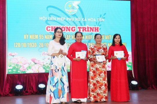 Phụ nữ xã Hòa Tiến trao sinh kế cho 8 hội viên và ủng hộ đồng bào bị bão lũ