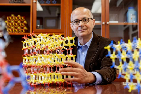 Omar Yaghi, người kiến tạo “vật liệu thế kỷ”