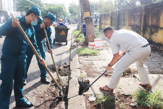 Phường Hòa Cường ra quân tổng dọn vệ sinh môi trường