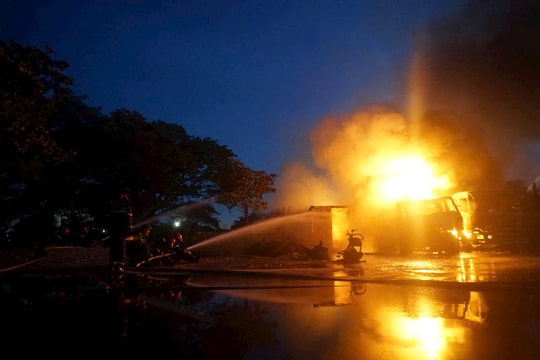 Kịp thời xử lý đám cháy gần cửa hàng xăng dầu