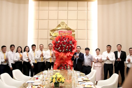 Chủ tịch UBND thành phố Phạm Đức Ấn thăm, chúc mừng doanh nghiệp nhân Ngày Doanh nhân Việt Nam