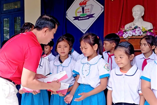 Tặng hơn 1.000 phần quà cho trẻ em vùng biên giới