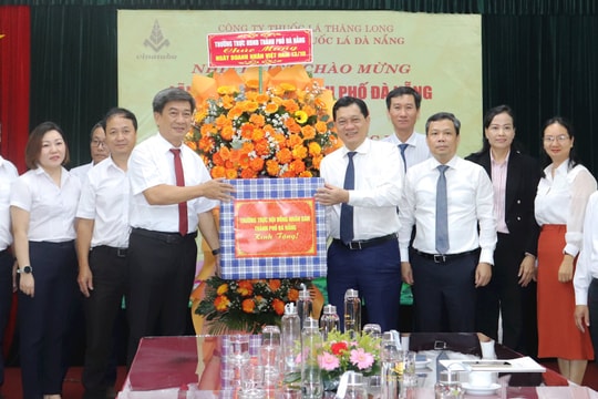 Phó Chủ tịch Thường trực HĐND thành phố Trần Phước Sơn thăm, chúc mừng doanh nghiệp tiêu biểu