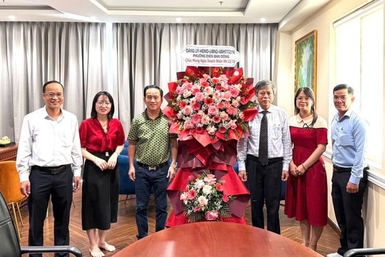 Phường Điện Bàn Đông chúc mừng doanh nghiệp nhân Ngày Doanh nhân Việt Nam 13/10