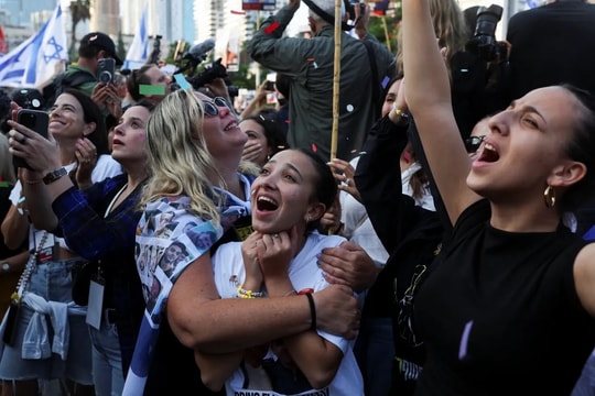 Hamas và Israel bắt đầu trao đổi con tin, tù nhân