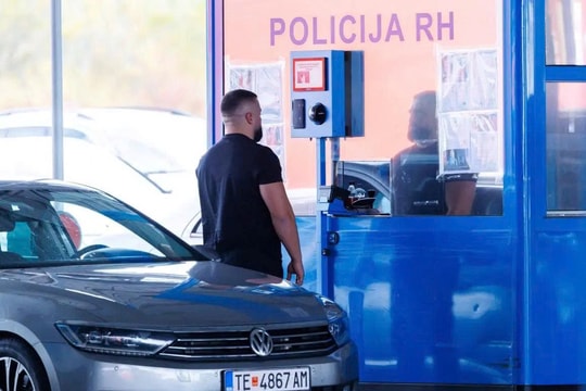 EU tiến tới “khai tử” dấu mộc hộ chiếu