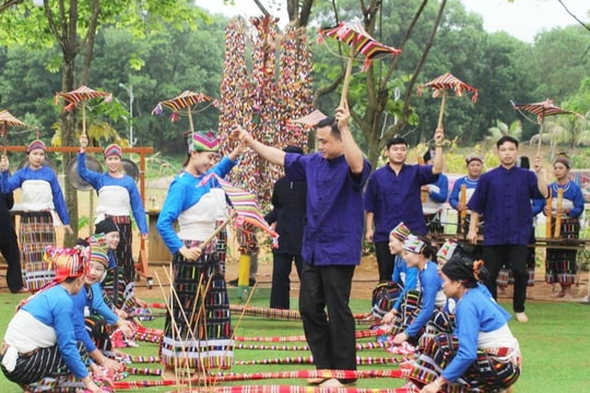 Triển lãm ảnh “Sắc màu các dân tộc Việt Nam”