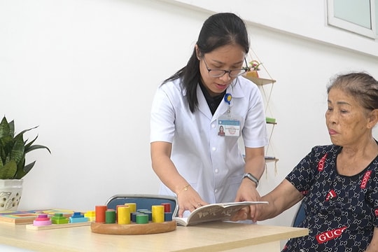 Chăm sóc người cao tuổi - không chỉ là điều trị bệnh