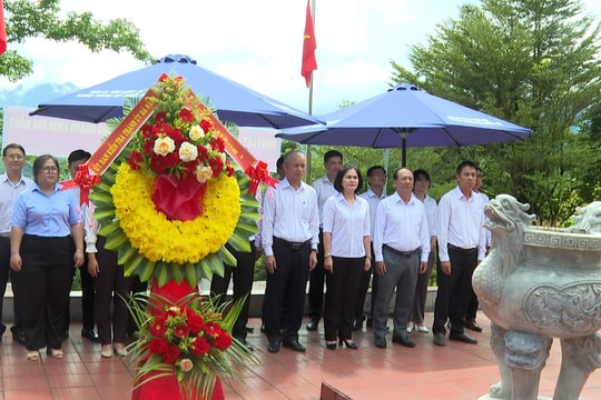 Đoàn công tác Ủy ban Kiểm tra Thành ủy dâng hương tưởng niệm tại Nhà bia di tích lịch sử Ban Kiểm tra Khu ủy Khu V