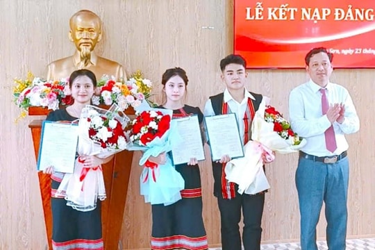 Ươm “hạt giống đỏ” từ học đường Bài 2: Hành trình khát vọng và cống hiến