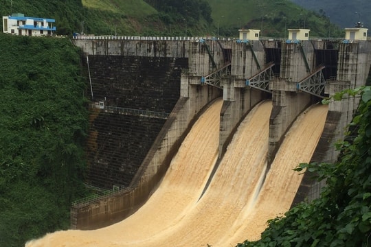 Thủy điện A Vương vận hành xả tràn điều tiết hồ chứa từ sáng 15/10