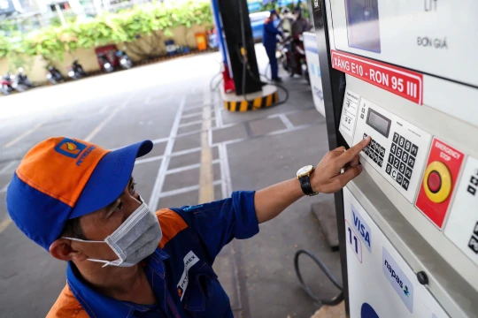 Giá xăng dầu hôm nay 15/10: Tiếp tục giảm