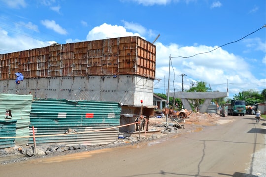 Thi công cầu vượt đường sắt trên quốc lộ 14E: Chậm tiến độ do ách tắc mặt bằng