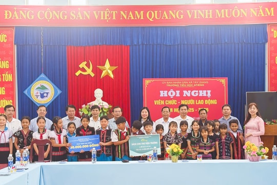 Lãnh đạo Sở Giáo dục và Đào tạo Đà Nẵng thăm, tặng quà các trường học tại xã Tây Giang