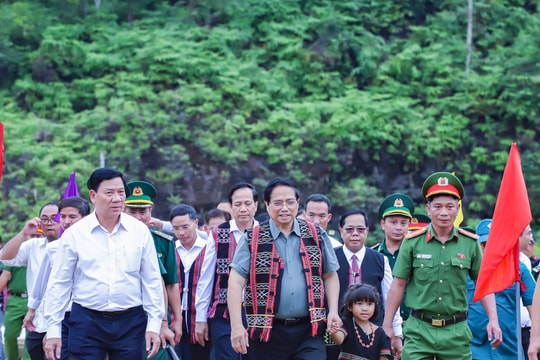 Khoảnh khắc Thủ tướng Chính phủ Phạm Minh Chính với đồng bào Cơ tu, xã Tây Giang (Đà Nẵng)