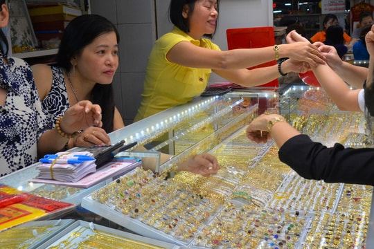 Giá vàng chiều nay 16/10/2025: Giá vàng nhẫn, vàng SJC, DOJI, PNJ, Mi Hồng, vàng thế giới cập nhật mới nhất