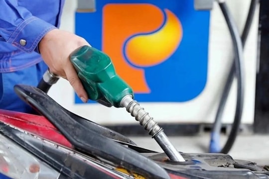 Giá xăng dầu hôm nay 16/10: RON 95 tăng 174 đồng, dầu diesel "hạ cánh mềm"