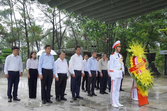 Đoàn công tác Ban Tổ chức Trung ương, thành phố Đà Nẵng và tỉnh Quảng Trị dâng hương tưởng nhớ các anh hùng liệt sĩ