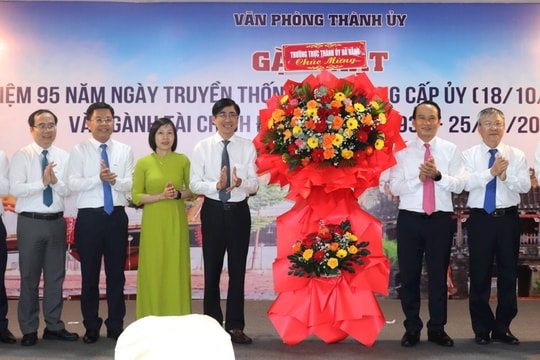 Văn phòng Thành ủy Đà Nẵng gặp mặt nhân kỷ niệm 95 năm ngày truyền thống Văn phòng cấp ủy và ngành Tài chính Đảng