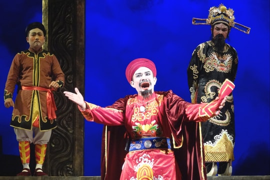 Sau tấm màn nhung, có những đời thường