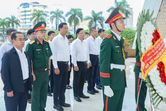 Bí thư Thành ủy Đà Nẵng Lê Ngọc Quang dâng hương các anh hùng liệt sĩ