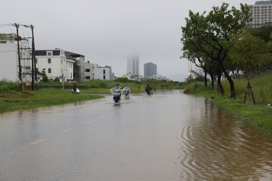 Nhiều đoạn đường, khu vực dân cư ở Đà Nẵng bị ngập do mưa lớn