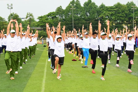 Gần 1.000 người tham gia chương trình Toàn dân tập luyện thể dục thể thao
