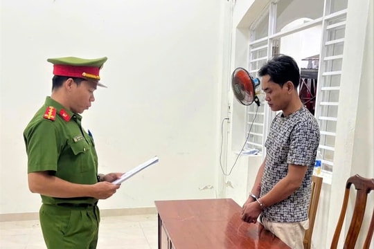 Khởi tố, tạm giam đối tượng tạt xăng dọa giết người