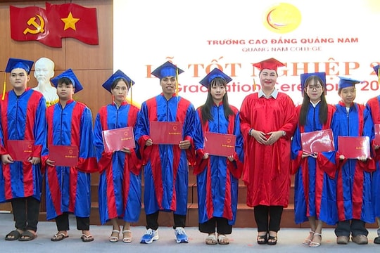 Trao bằng tốt nghiệp cho 559 học sinh, sinh viên