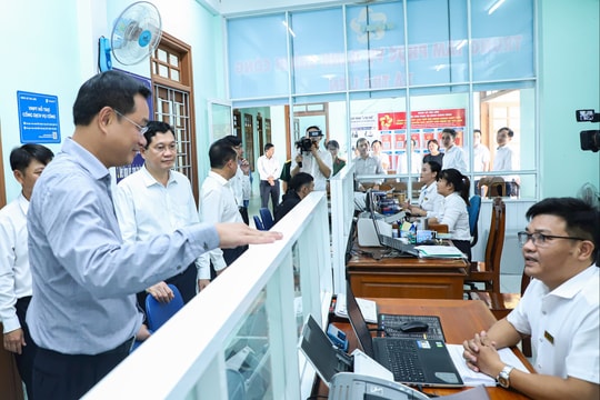 Bí thư Thành ủy Đà Nẵng Lê Ngọc Quang thăm, kiểm tra Trung tâm Phục vụ hành chính công xã Trà Liên