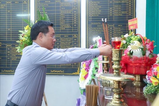 Bí thư Thành ủy Lê Ngọc Quang viếng hương tại Nhà lưu niệm cụ Huỳnh Thúc Kháng