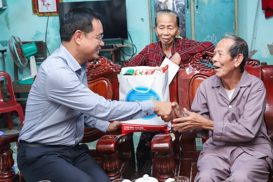 Bí thư Thành ủy Lê Ngọc Quang thăm người có uy tín và gia đình chính sách tại xã Trà Liên