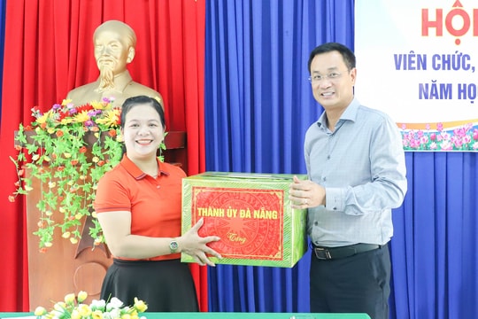 Bí thư Thành ủy Đà Nẵng Lê Ngọc Quang thăm, tặng quà Trường Mầm non Hương Trà