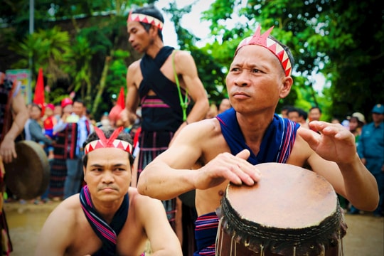 Vang xa nhịp chiêng núi rừng
