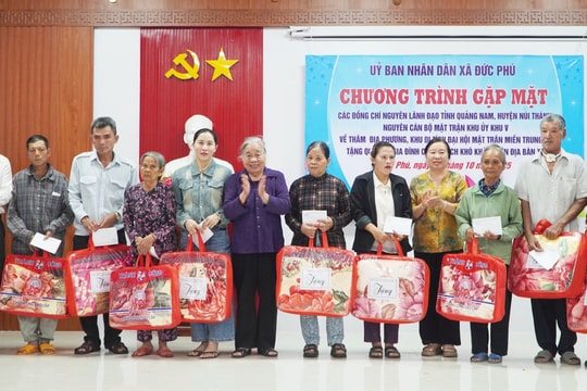 Nguyên lãnh đạo tỉnh Quảng Nam thăm và tặng quà tại xã Đức Phú