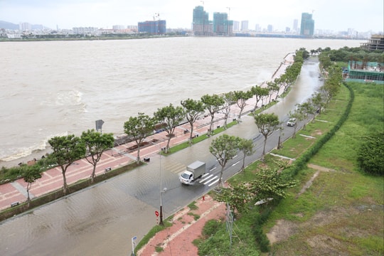 Mưa lớn gây ngập một số đoạn đường ở Đà Nẵng