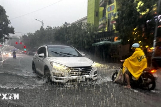 Bão số 12 tiếp tục đổi hướng, cảnh báo nhiều hình thái thời tiết nguy hiểm, mưa lớn ở Trung Bộ