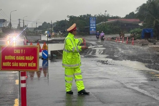 Cảnh sát giao thông Đà Nẵng huy động tối đa lực lượng, phương tiện ứng phó bão số 12