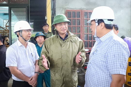 Bí thư Thành ủy Đà Nẵng Lê Ngọc Quang kiểm tra công tác phòng, chống bão số 12 tại các điểm xung yếu