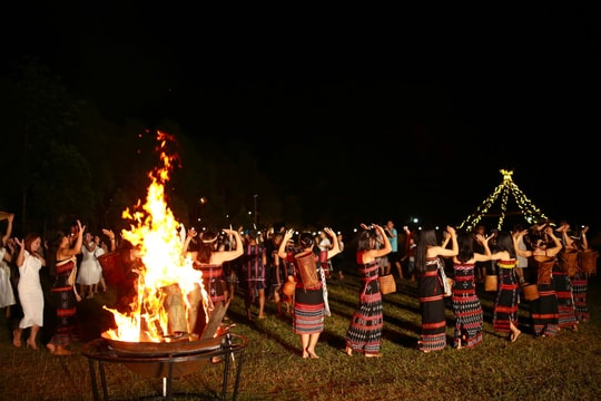 Những người trẻ “giữ lửa làng”
