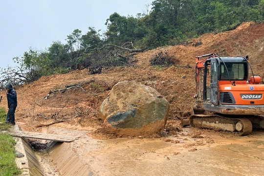 Xuất hiện điểm sạt lở trên tuyến đường lên cửa khẩu phụ Tây Giang - Kà Lừm
