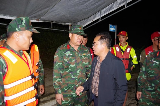 Lãnh đạo UBND thành phố Đà Nẵng động viên lực lượng tham gia cứu nạn tại xã Xuân Phú