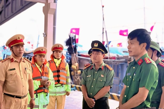 Công an thành phố Đà Nẵng nỗ lực giúp dân phòng, chống bão số 12