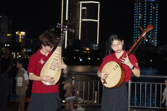 Tình yêu với nhạc cụ truyền thống