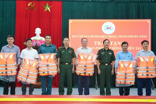 Bộ đội Biên phòng Đà Nẵng trao 100 áo phao hỗ trợ xã Tam Xuân ứng phó thiên tai