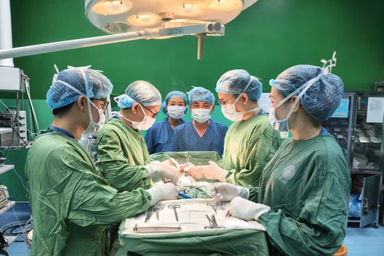 Phẫu thuật thành công ca ung thư tuyến giáp xâm lấn khí quản hiếm gặp